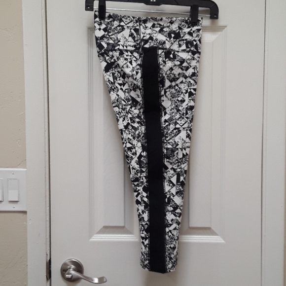 Nike Dri Fit  Legend. Jewels Tight Training Capri - Picture 11 of 15